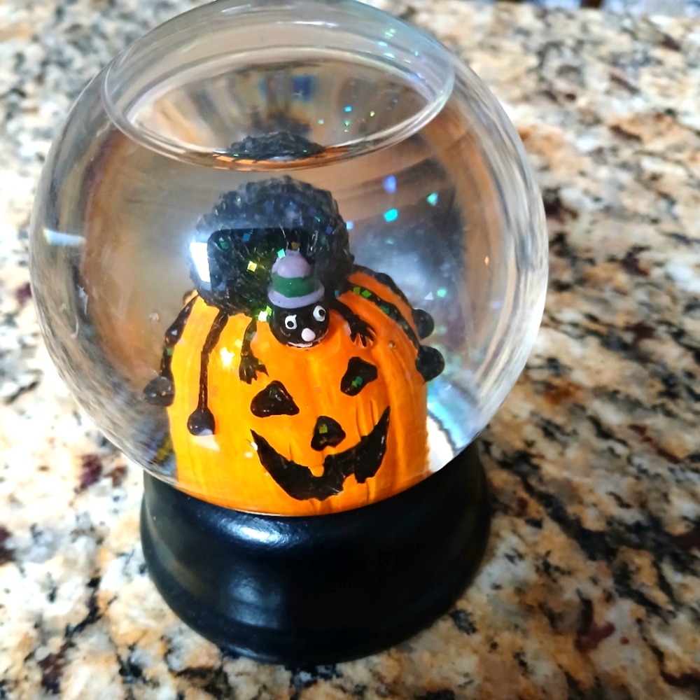 Halloween Pumpkin Snow Globe